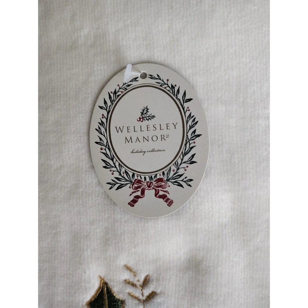 Wellesley Manor Christmas Decor Bath Towel 16x28 Embroidered Holly Red Bow NWT